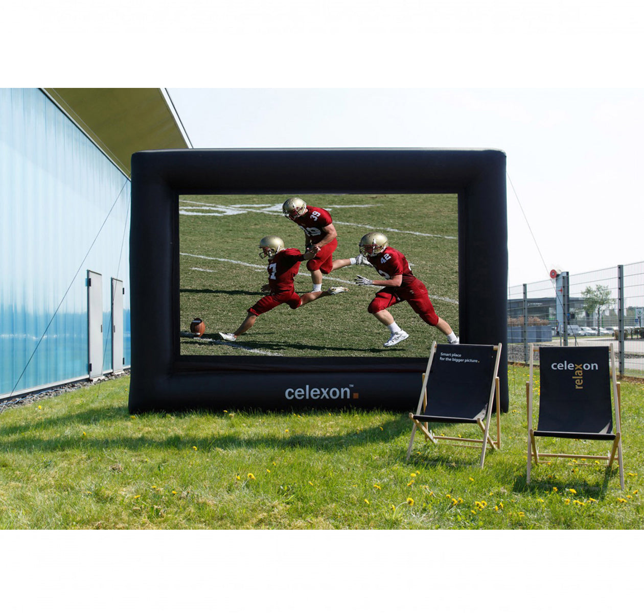 Celexon Inflatable Outdoor Projector Screen - Outside
